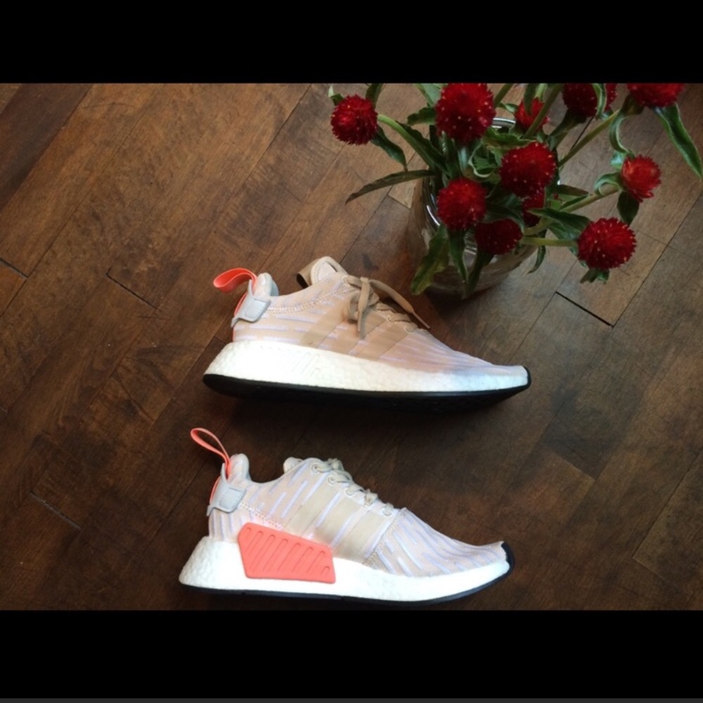 NMD R2 in Linen