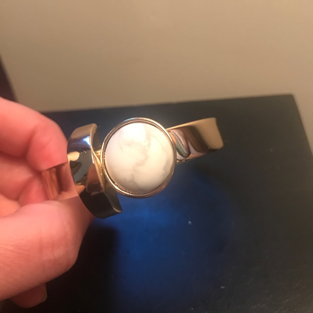 EUC gold colored fashion bracelet w/ marbled stone