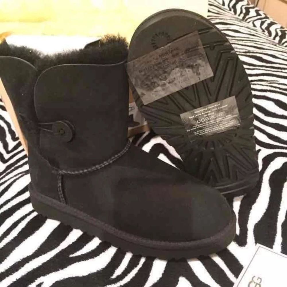 REDUCED NEW UGG BAILEY BUTTON