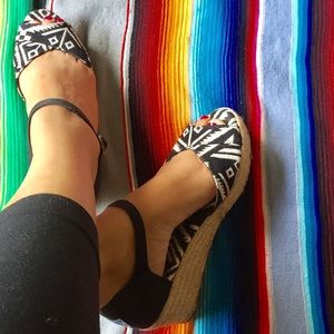 TOMS wedges black and white