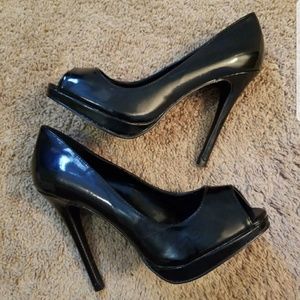 ANGELES BLACK PATENT PEEP TOE HEELS