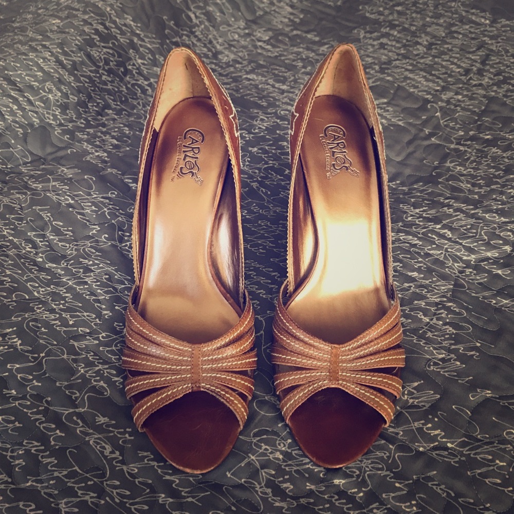 Carlos Santana tan leather heels w/cream stitching