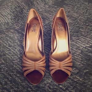 Carlos Santana tan leather heels w/cream stitching