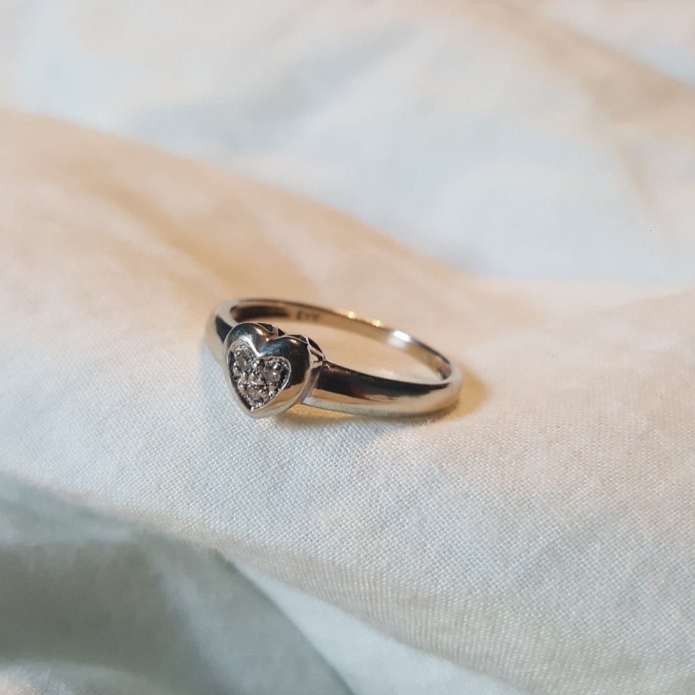10k white gold diamond heart ring