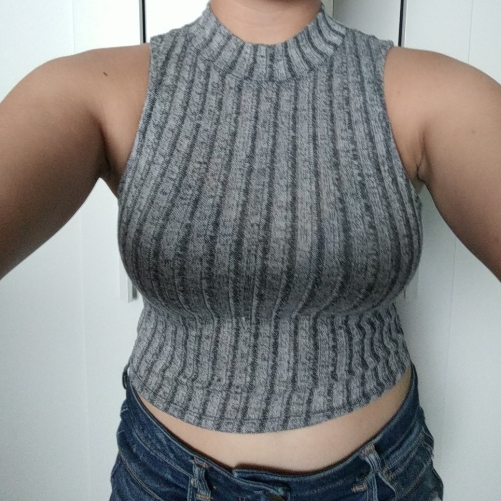 Cropped sleeveless shirt