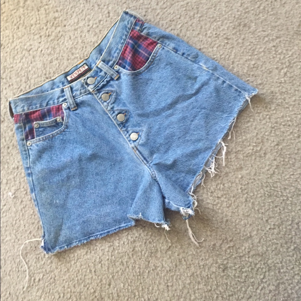 High waisted shorts w/plaid detail !