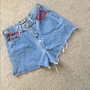 High waisted shorts w/plaid detail !