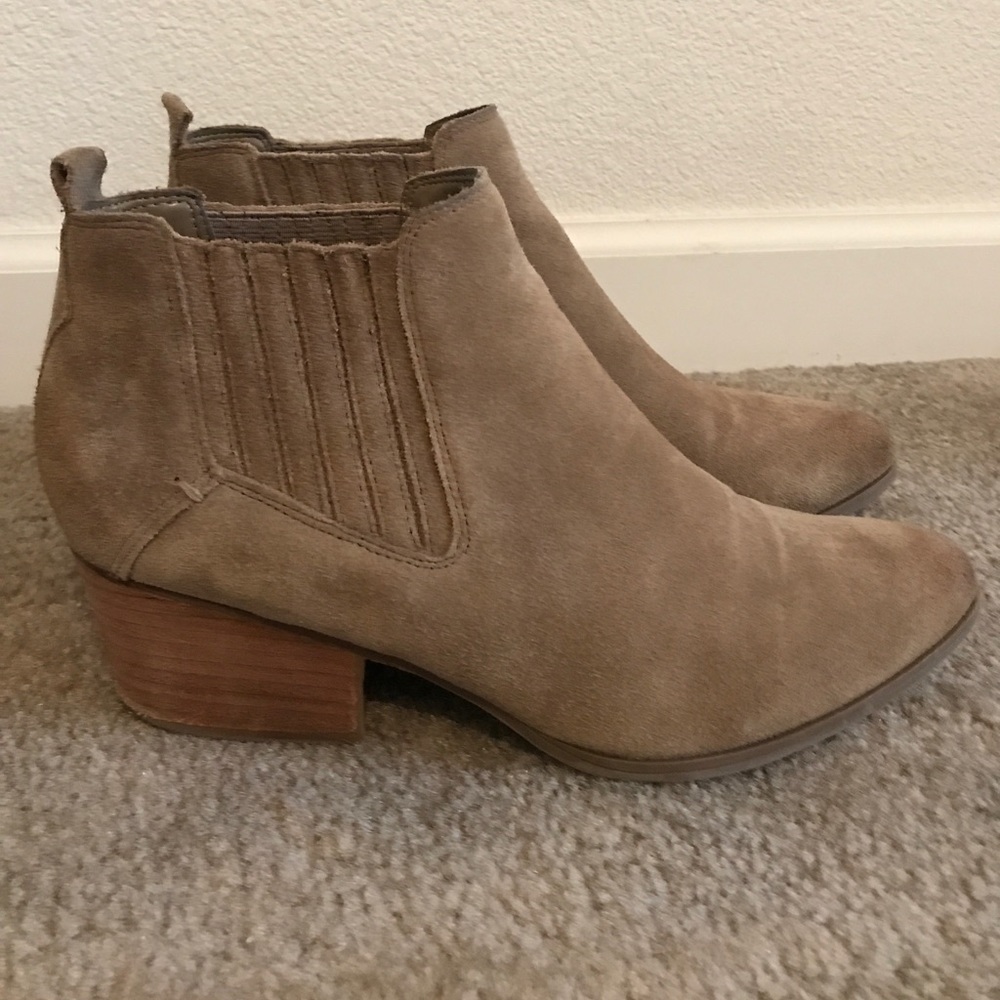 Crown Vintage light brown suede booties 8.5