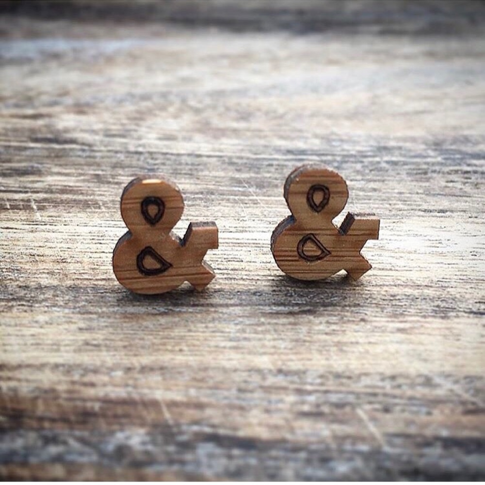 Bamboo ampersand earrings and sign kitschy