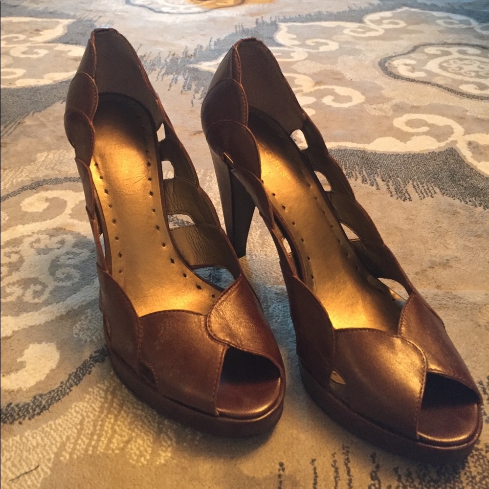 BCBG scalloped pumps