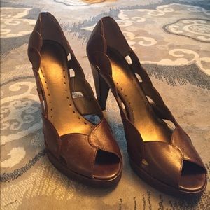 BCBG scalloped pumps