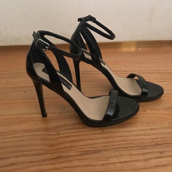 Black shiny heels - Picture 2 of 3