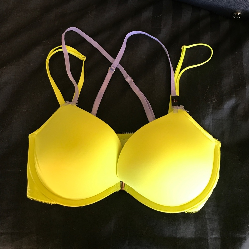 32D Green Victoria’s Secret bra