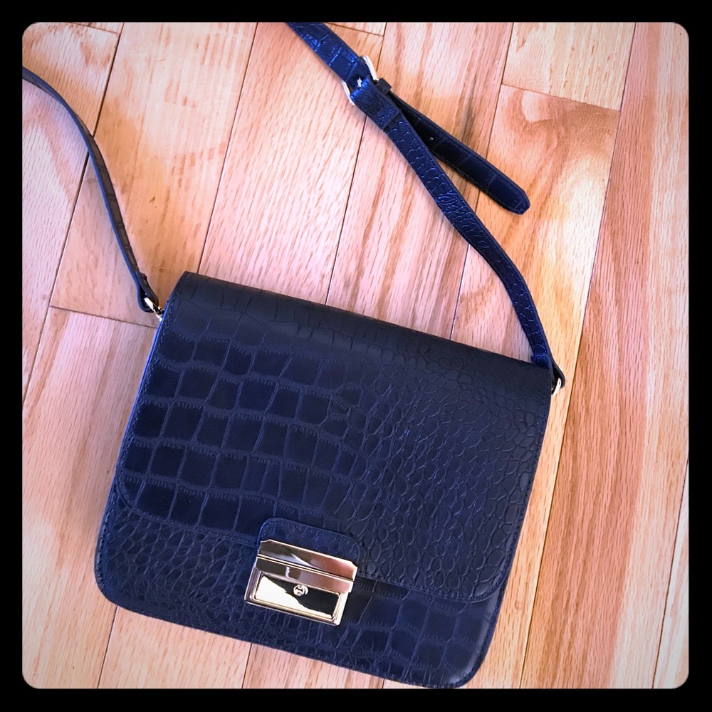 Medium size navy blue purse