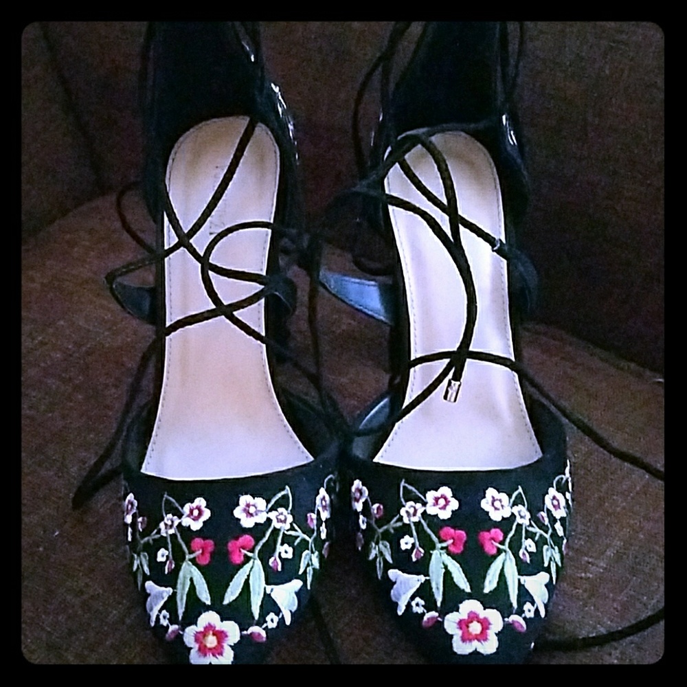 👠BNWOT Forever 21 Flowered Heels👠