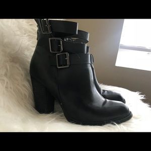 Stylish boots with buckles