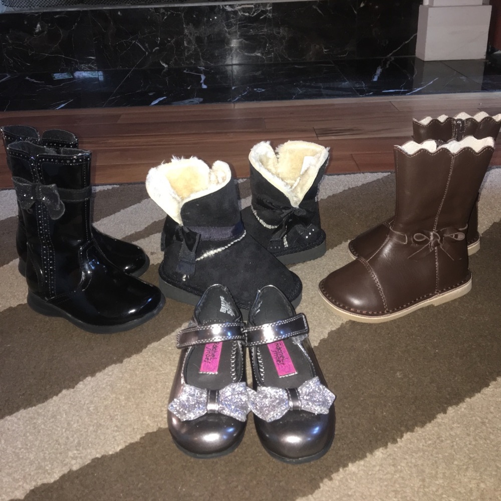4 BRAND NEW pairs of size 6 winter shoes!!!!👌❤️💕