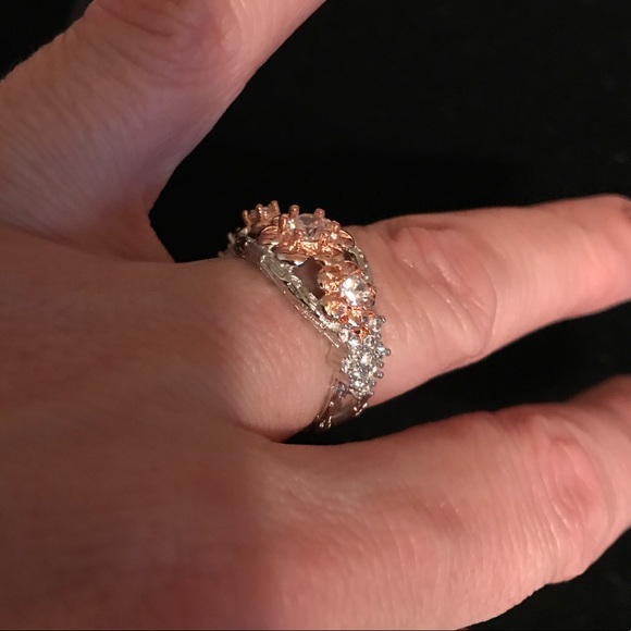 Rose Gold Color Flower Vine Ring NWT - Picture 4 of 4