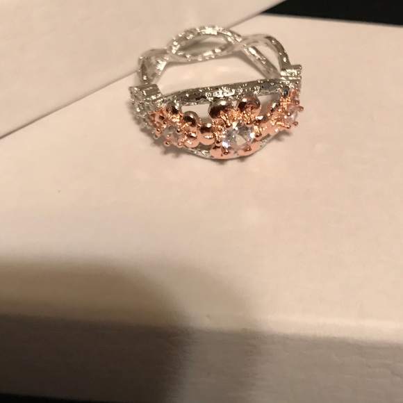 Rose Gold Color Flower Vine Ring NWT - Picture 2 of 4