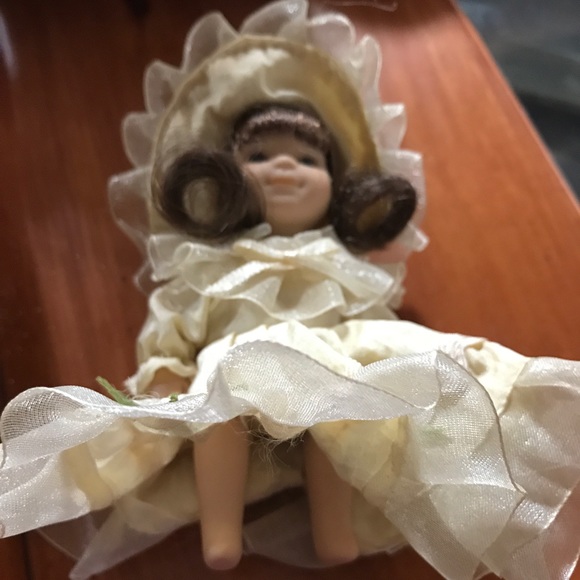 Porcelain doll - Picture 3 of 4