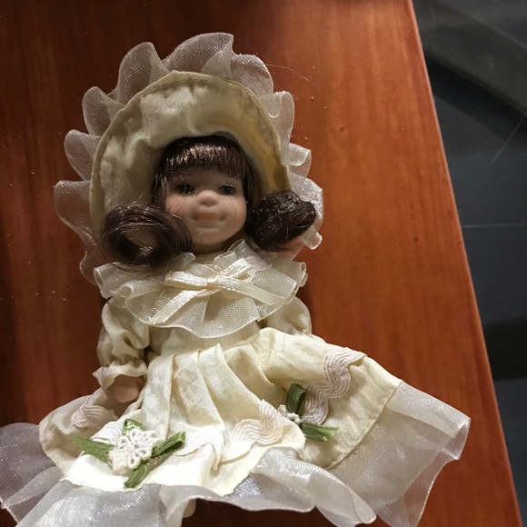 Porcelain doll - Picture 4 of 4