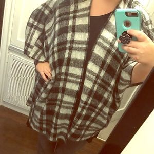 White and black plaid short sleeved cardigan