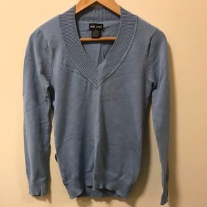 V-neck sweater (maroon and light blue)