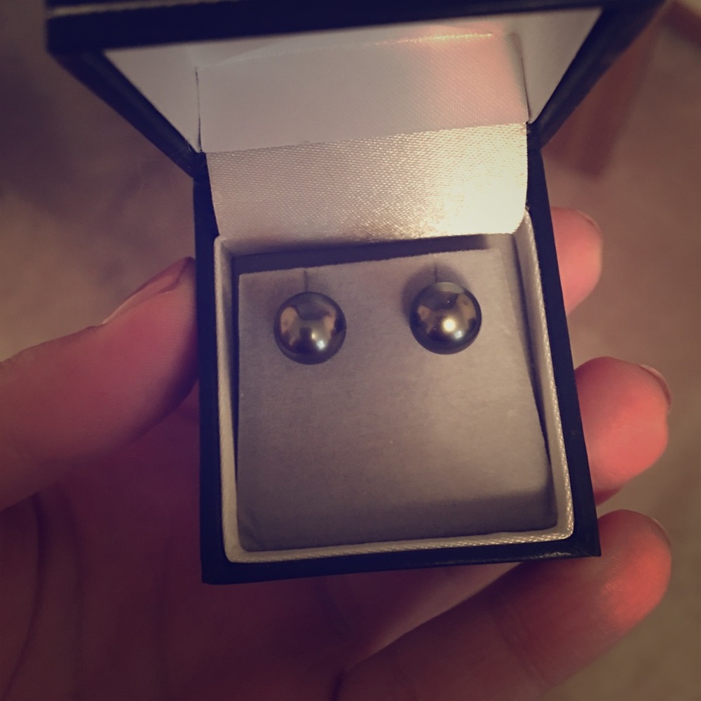 Black pearl earrings