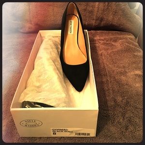 Steve Madden black sued pump
