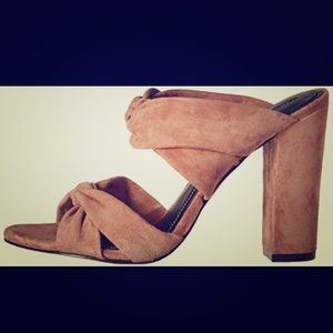 NWT Kendall and Kylie Demy knot sandal 🔥🔥