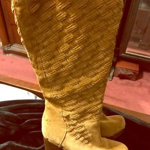 Ugg Rare Boots Tan in Color