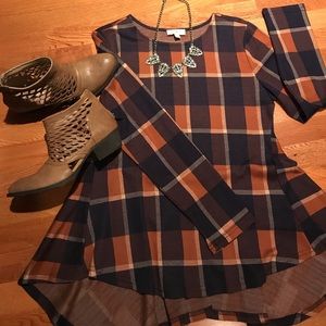 Brown and navy Umgee top. Sz medium.