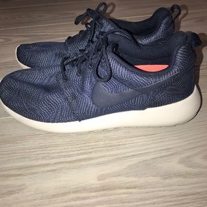 Navy Blue Nike Roshe's