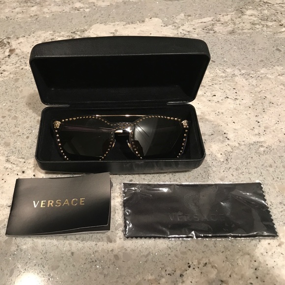 *NEW!* Summer 2017 Versace Black Mirror Sunglasses - Picture 1 of 3