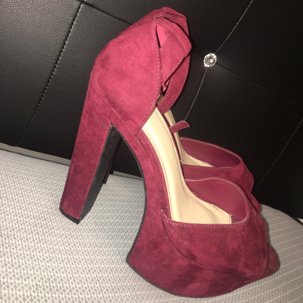 NWOT Platform Faux Suede Pumps in Burgundy