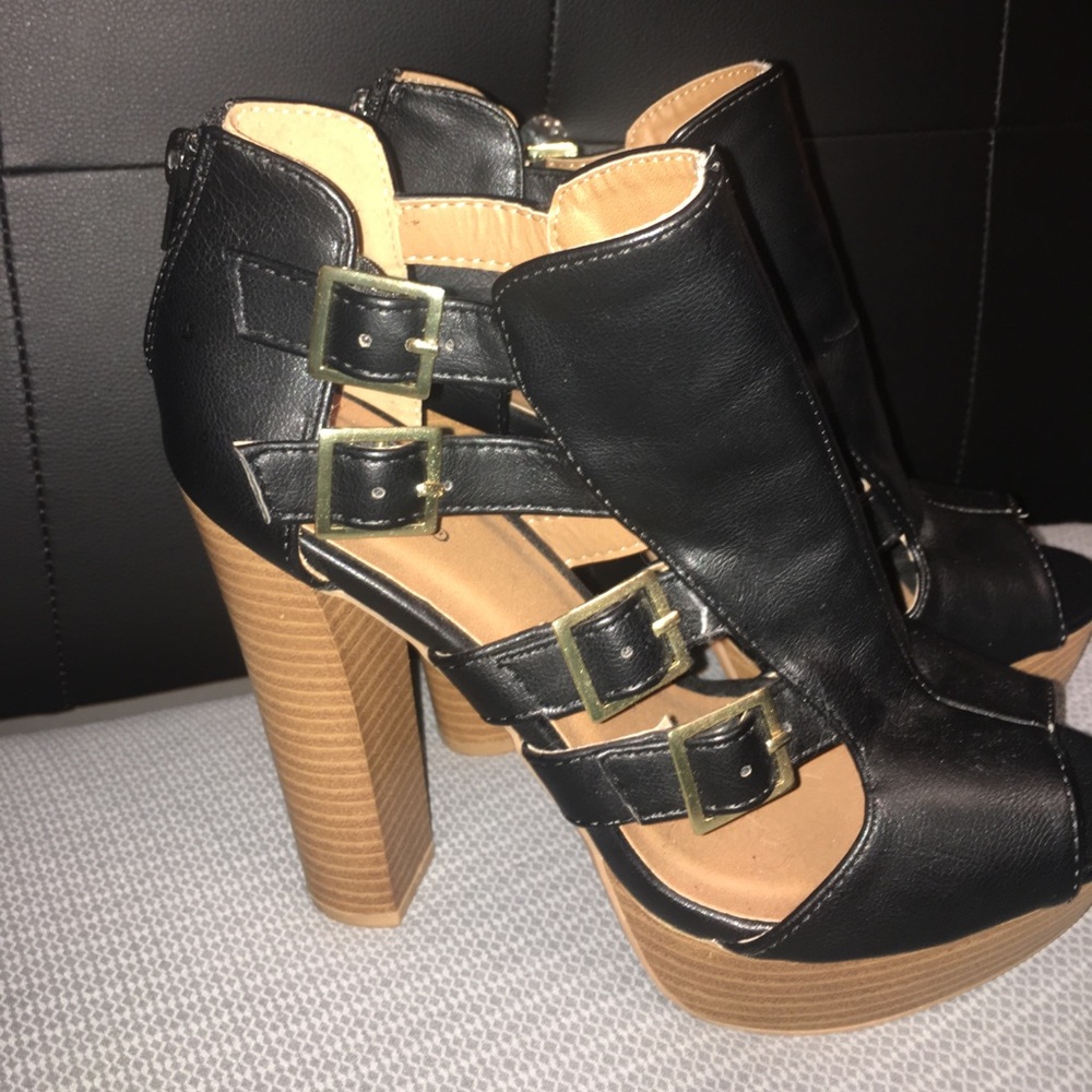 NWOT Buckle Side Black& Tan Heels. Open Toe.