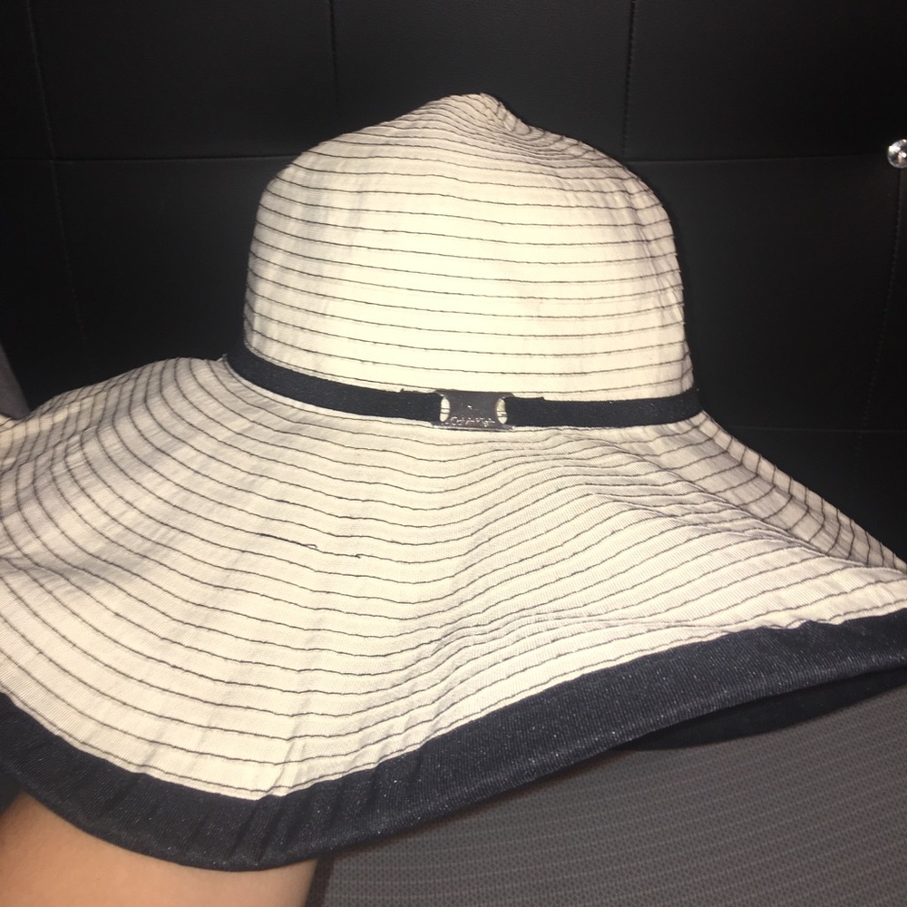 NWT Calvin Klein Sun Hat. A3OH1629
