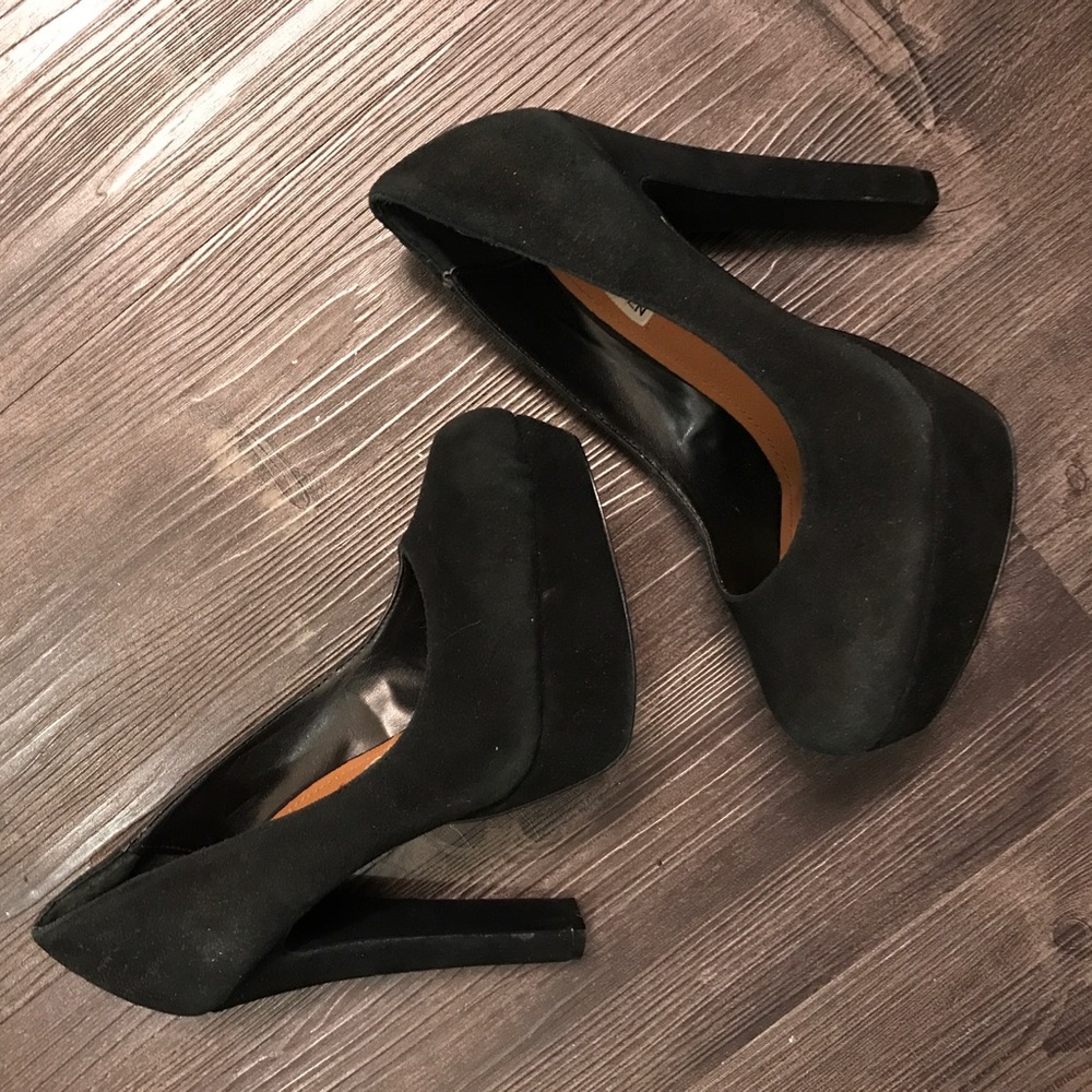 Steve Madden Black Suede Pumps