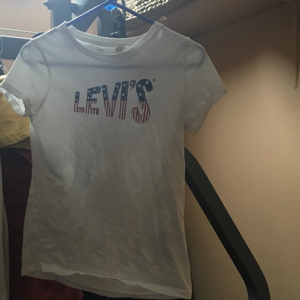 White tee Levi