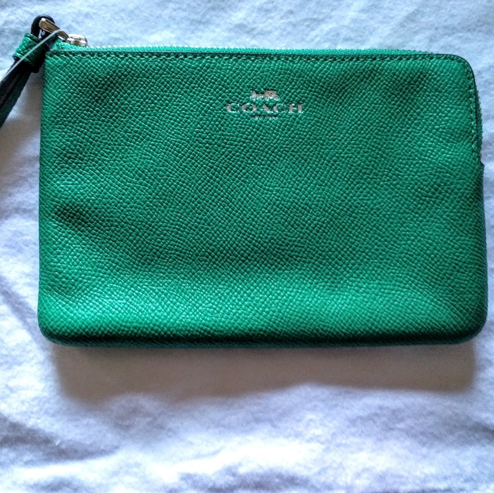 NWOT Coach wristlet in crossgrain leather