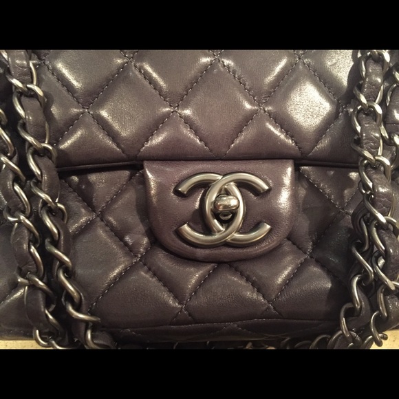 100% Authentic Chanel Classic Flap Bag - Medium - Picture 3 of 8
