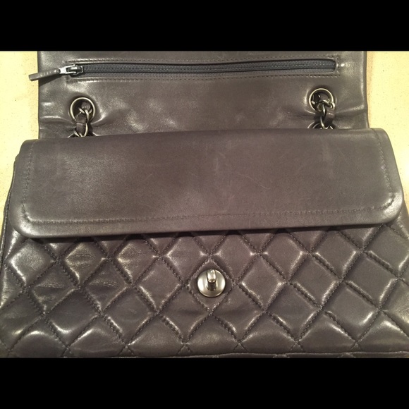 100% Authentic Chanel Classic Flap Bag - Medium - Picture 6 of 8