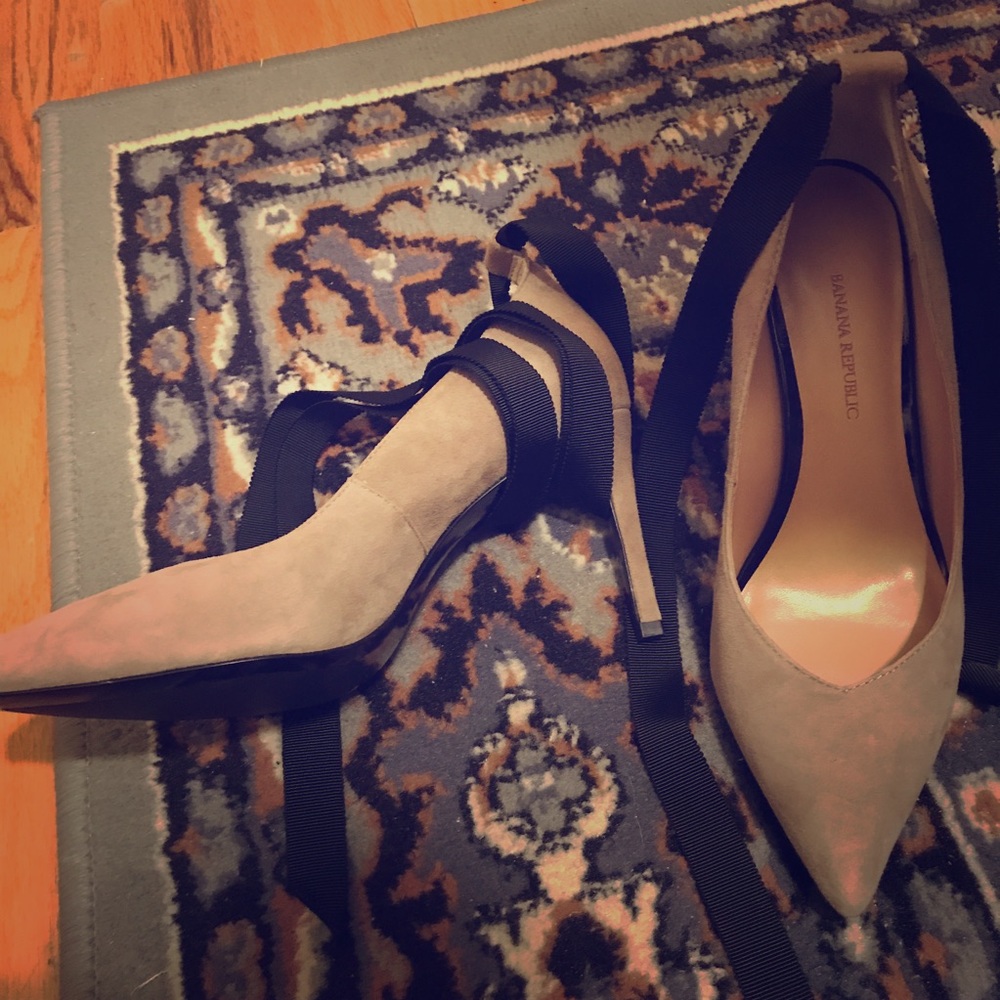 NWOT Banana Republic Faux Suede Wrap Pumps