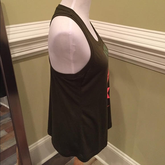 NWT NIKE Workout Tank size Medium - Picture 2 of 4