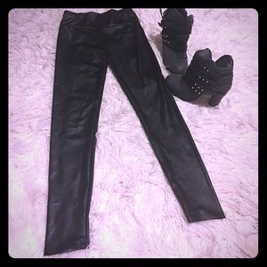 Faux leather leggings. Boutique OSFA.