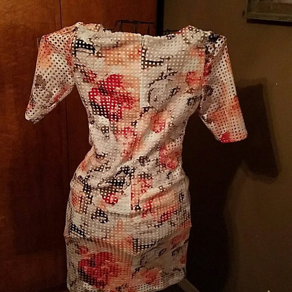 Super flattering floral dress! - Picture 4 of 4