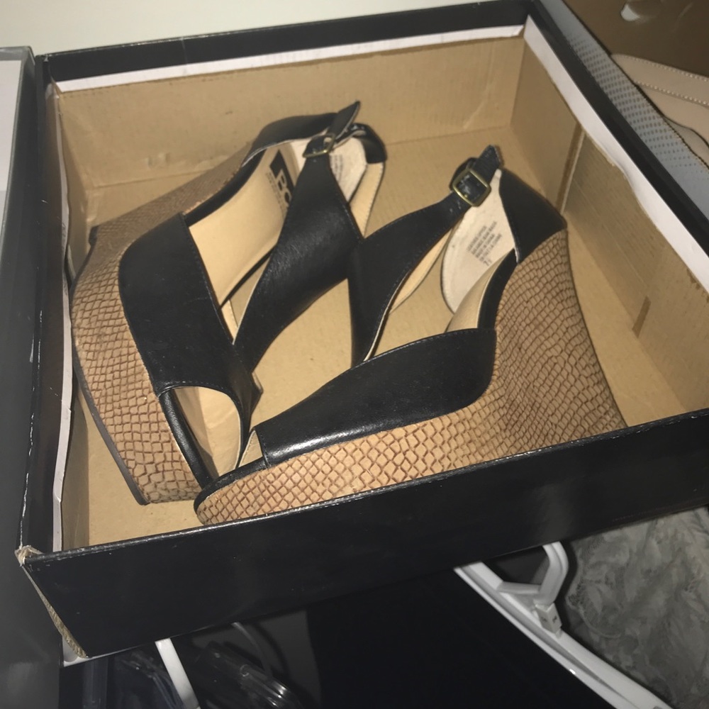 BLACK WEDGES