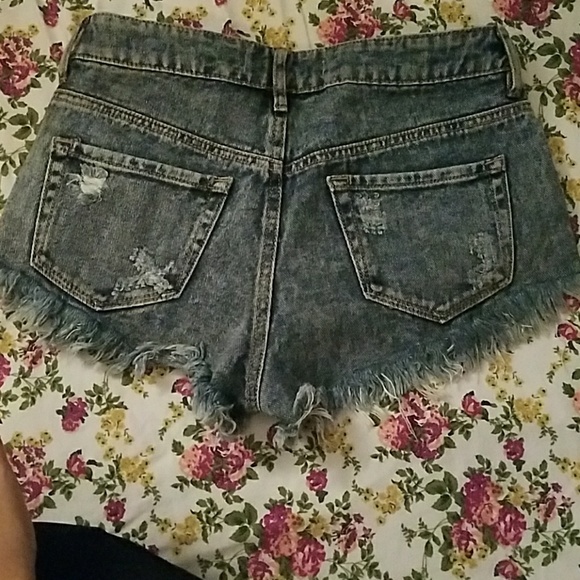 Distressed denim jean shorts - Picture 2 of 3