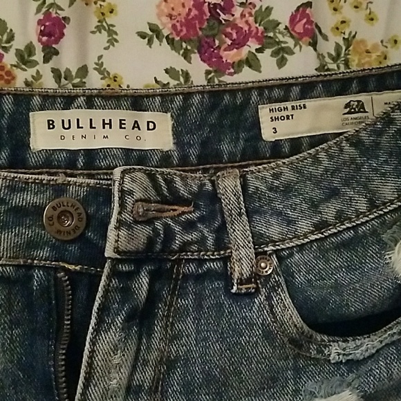 Distressed denim jean shorts - Picture 3 of 3