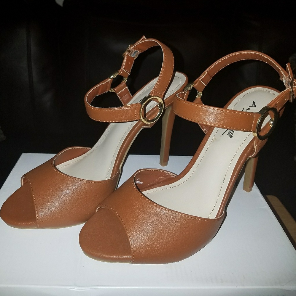 NWOT Heels